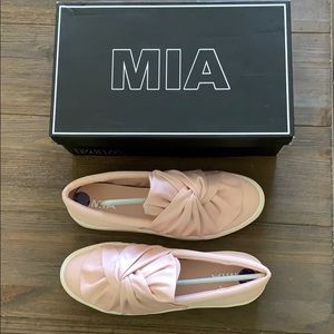 NEW ADORABLE ▶️MIA SNEAKERS